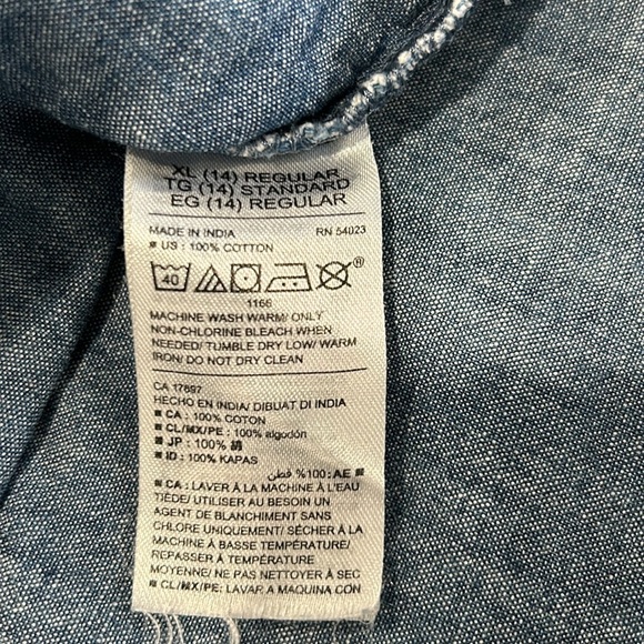 Old Navy size XL. Blue, Boyfriend fit longsleeve button up with 2 front pockets - Picture 6 of 10